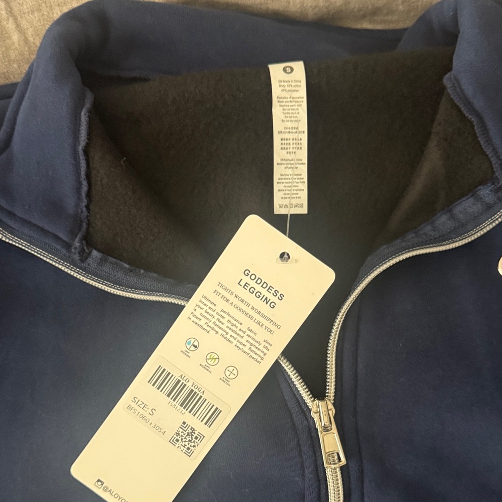ALO Yoga Navy Fleece Set Shorts & Zip up sweater size S - Picture 4 of 7